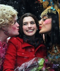 Anne Hathaway fue muy "cooperadora" al recibir el premio "hasty pudding"